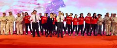 杨艺集团总裁杨桂荣携整个员工给各人拜年啦